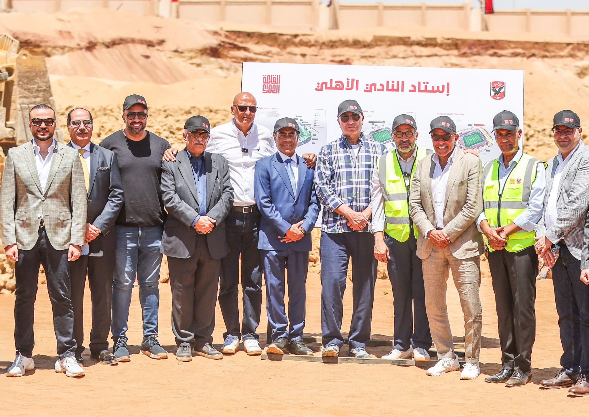 Le Conseil d'administration d'Al Ahly inspecte les travaux de terrassement du projet de stade en présence des sociétés Al-Qalaa Al-Hamra et Al-Monshaat Al-Riyadiya