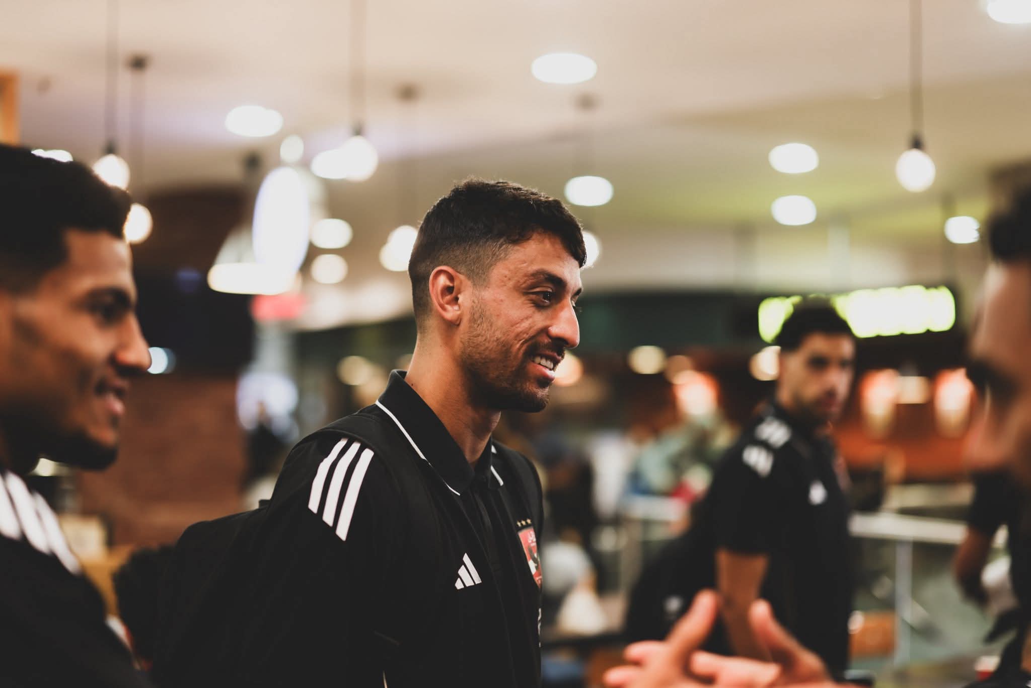 توافد لاعبي الأهلي على مطار القاهرة استعداداً للسفر إلى تونس