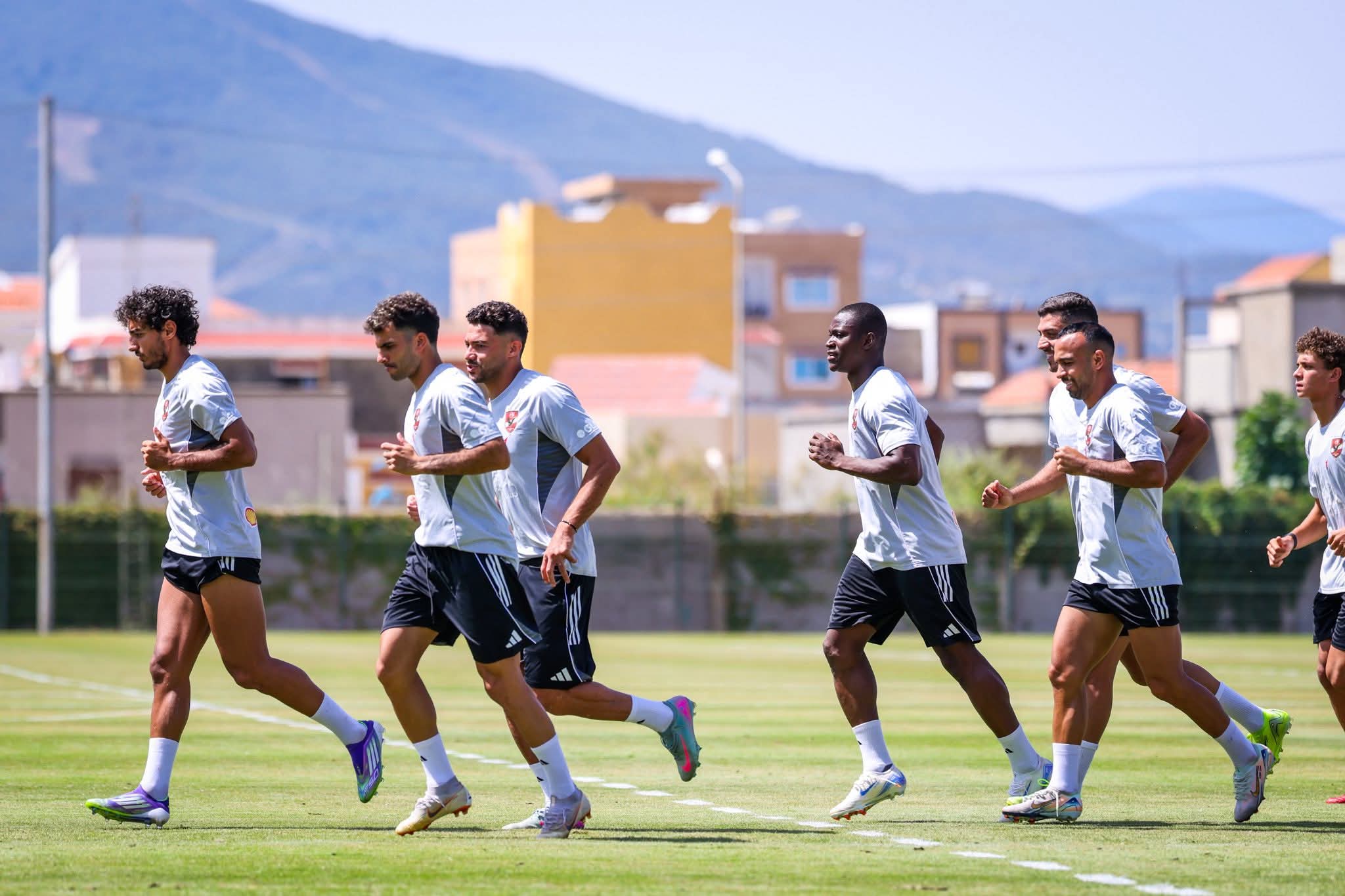 مران بدني خفيف للاعبين بفندق الإقامة