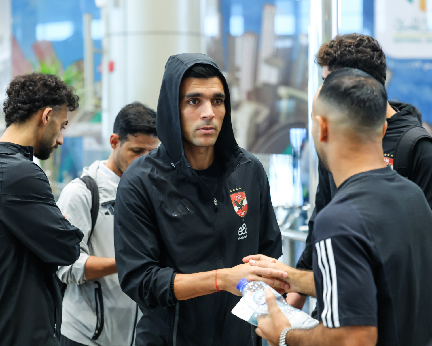 السوبر المصري| توافد لاعبي الأهلي إلى مطار القاهرة استعدادًا للسفر إلى الإمارات