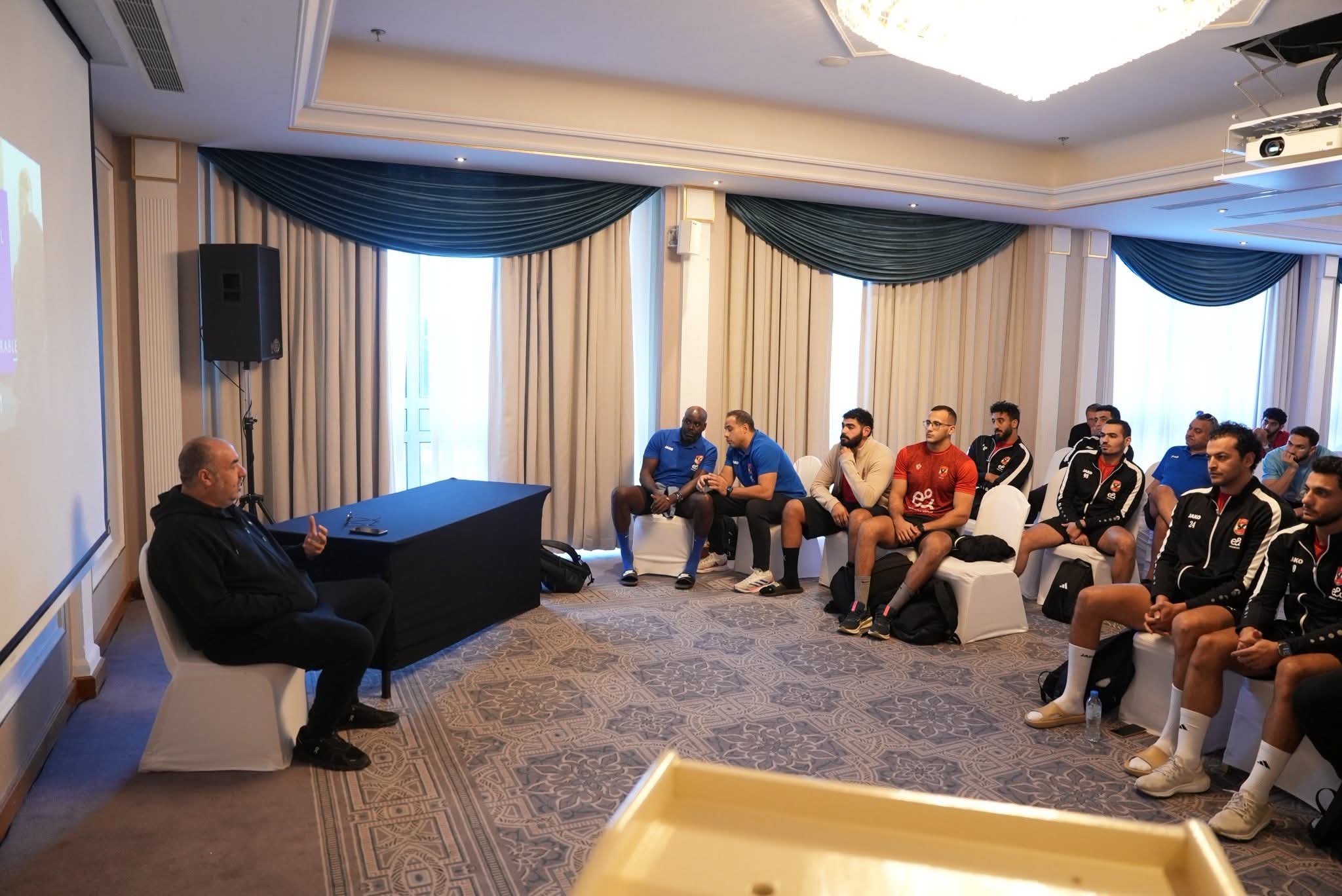 «الغزاوي» يجتمع مع «رجال اليد» قبل نهائي السوبر المصري بالإمارات