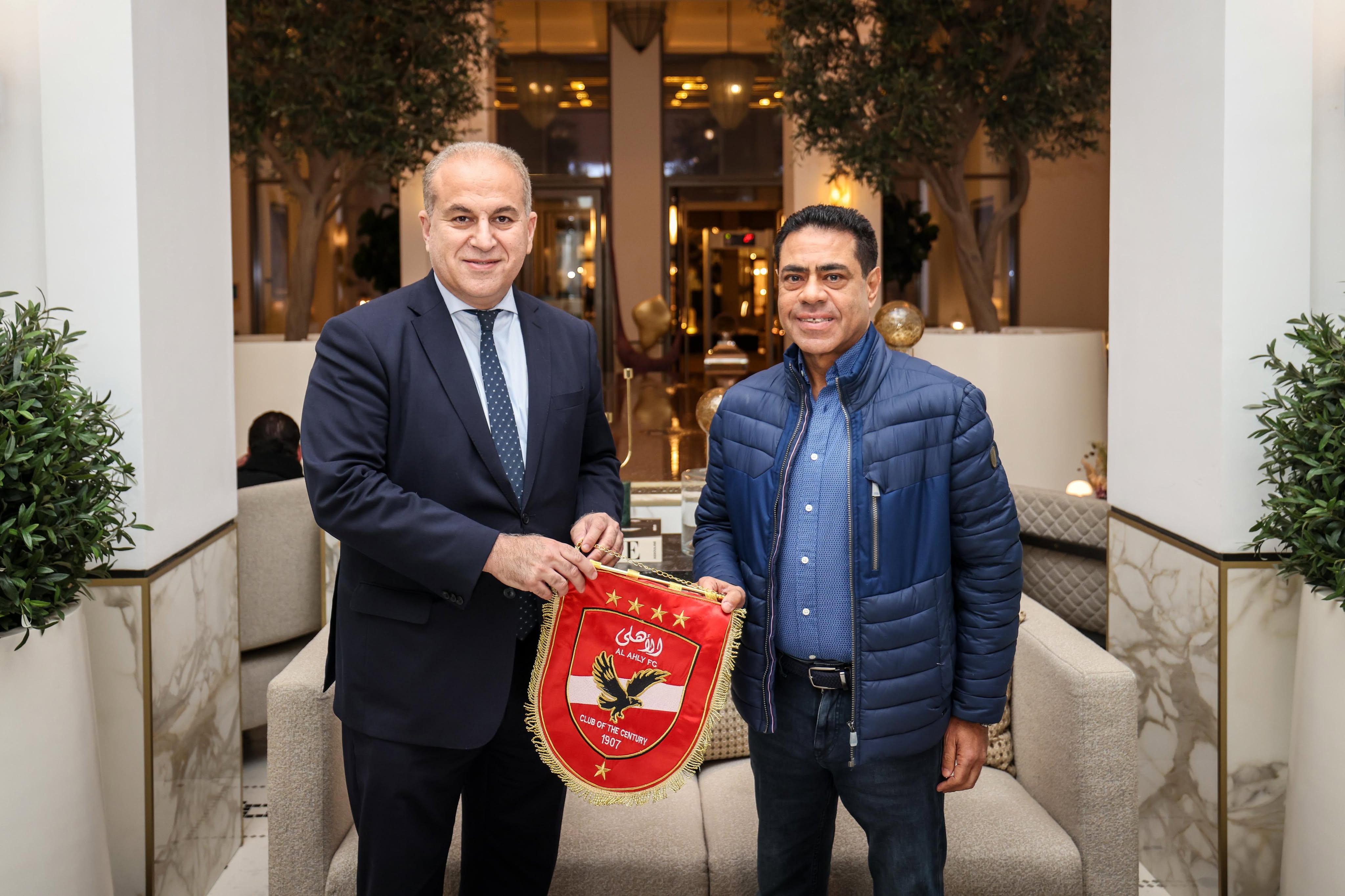 Kandil salue le soutien de l’ambassade d’Égypte et offre le bouclier et drapeau du club