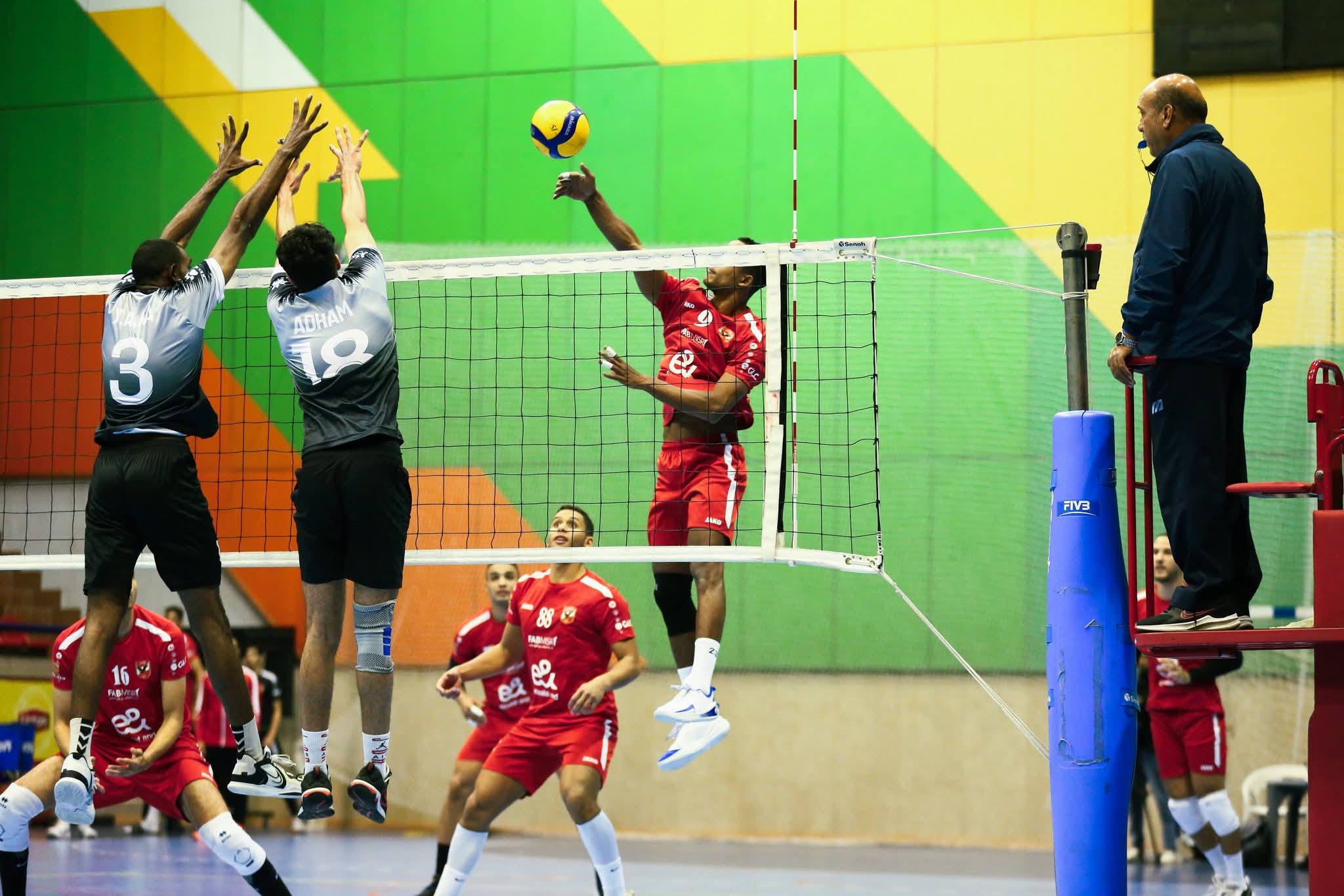 «رجال طائرة الأهلي» يفوز على هليوليدو في دوري المرتبط