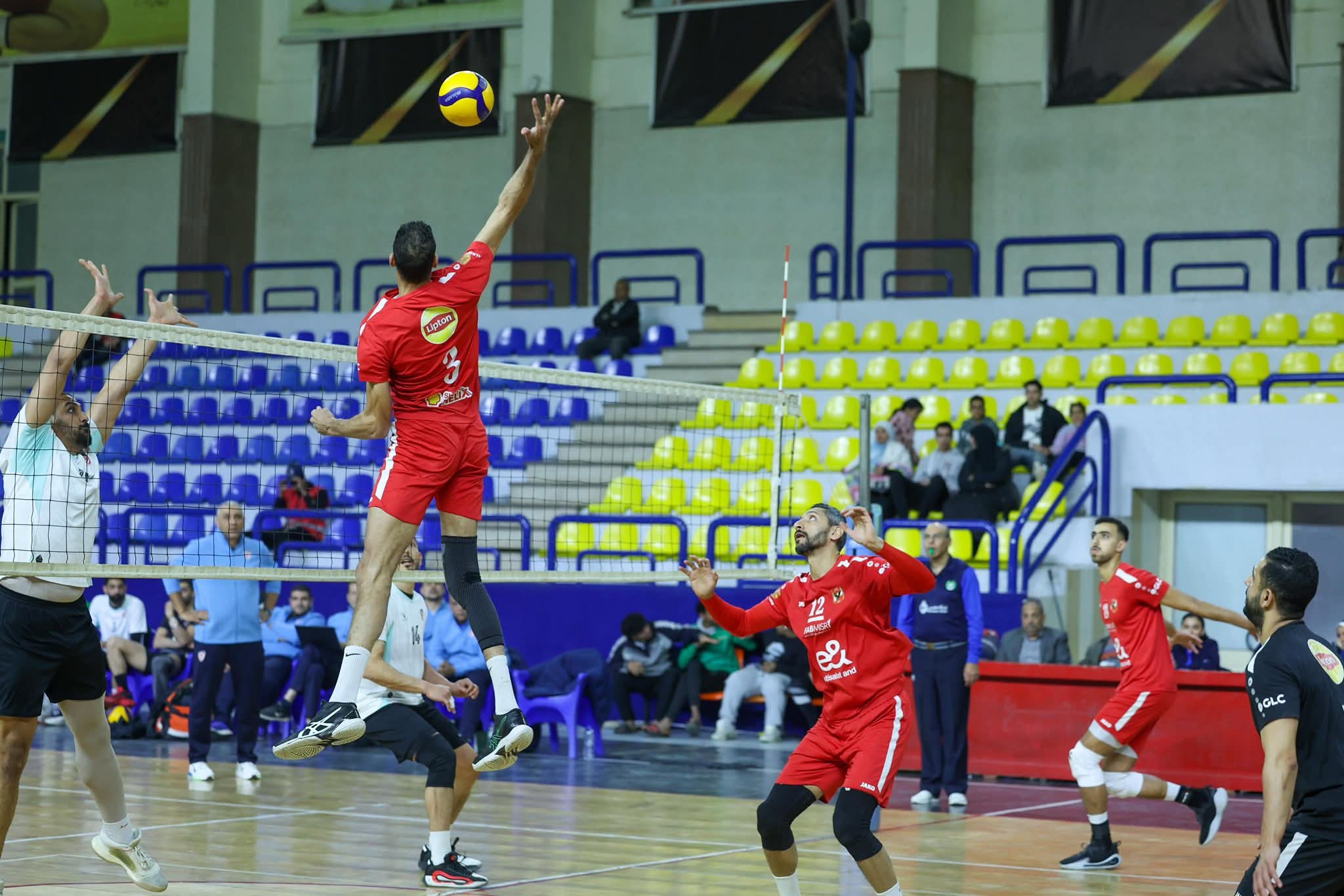 «رجال طائرة الأهلي» يفوز على بتروجيت في دوري المرتبط