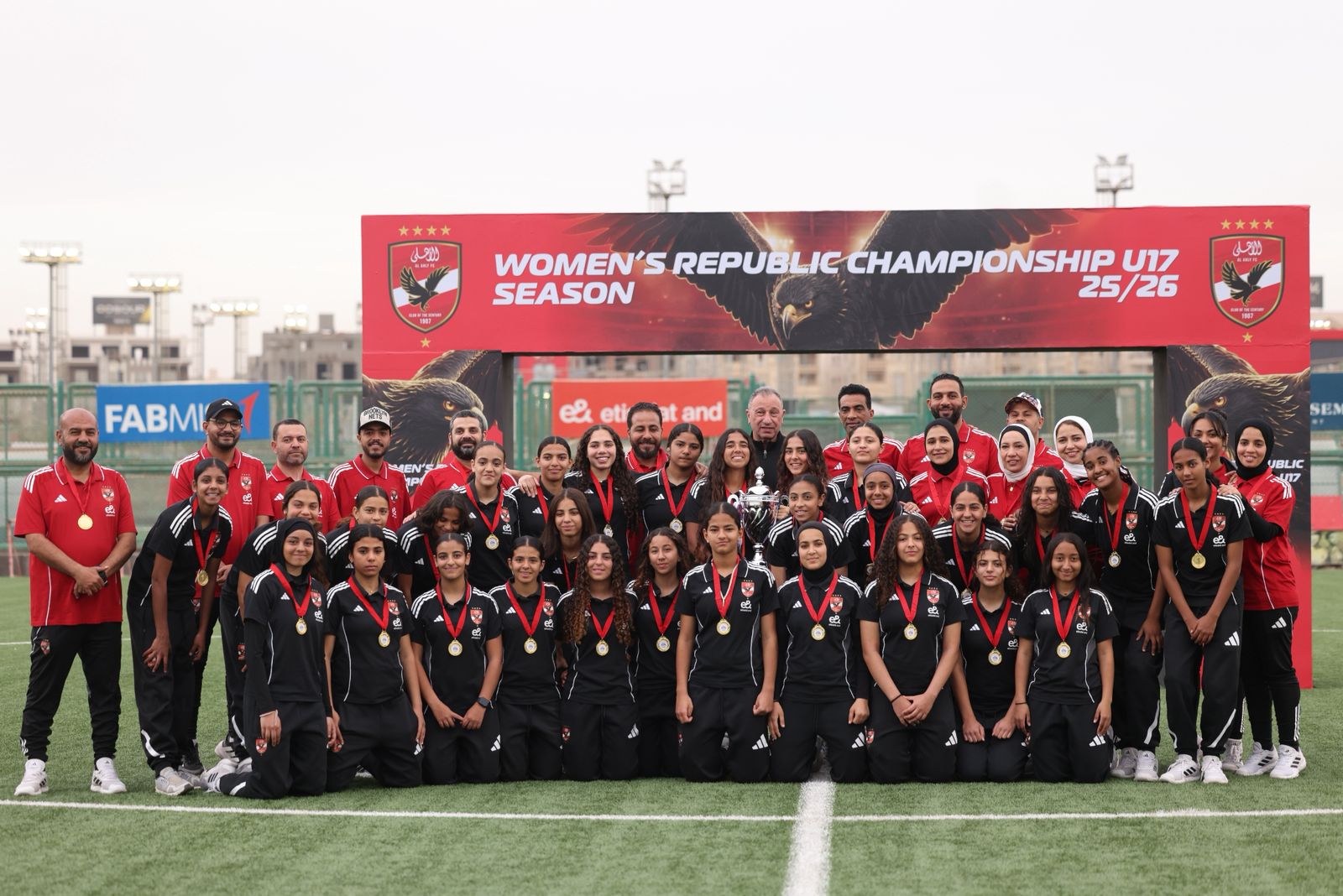 الخطيب يكرم «ناشئات الأهلي 2009» لكرة القدم بعد التتويج ببطولة الجمهورية