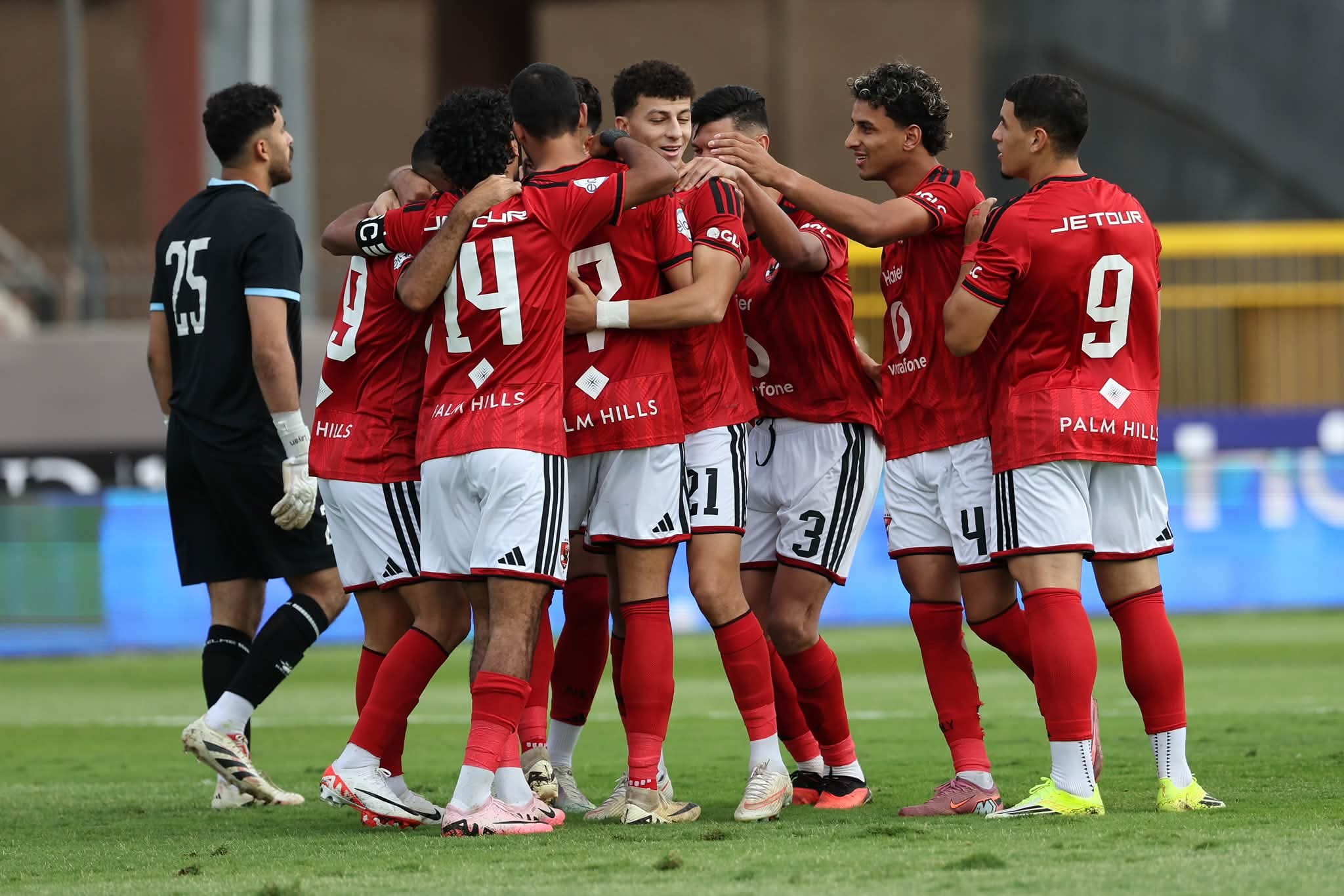 Wachezaji wa Al Ahly wakishangilia bao katika ushindi wa 5-0 dhidi ya Asyut Petroleum kwenye Kombe la Capital Cup, Uwanja wa El Salam