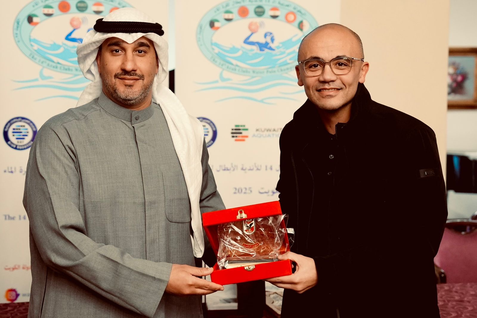 أحمد حسام عوض يهدي درع الأهلي لرؤساء الوفود المشاركة في البطولة العربية لكرة الماء
