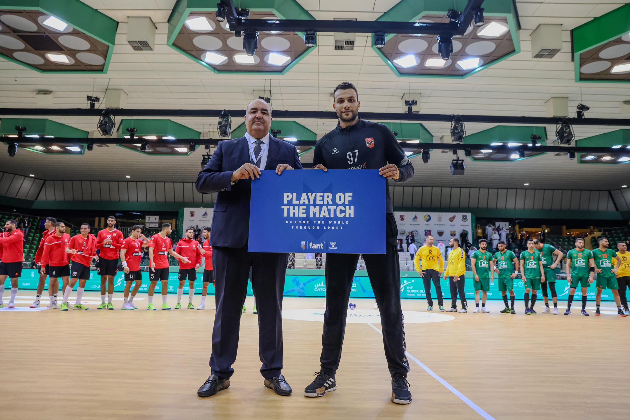 رجال يد الأهلي| محمد إبراهيم يفوز بجائزة أفضل لاعب في مباراة النور السعودي