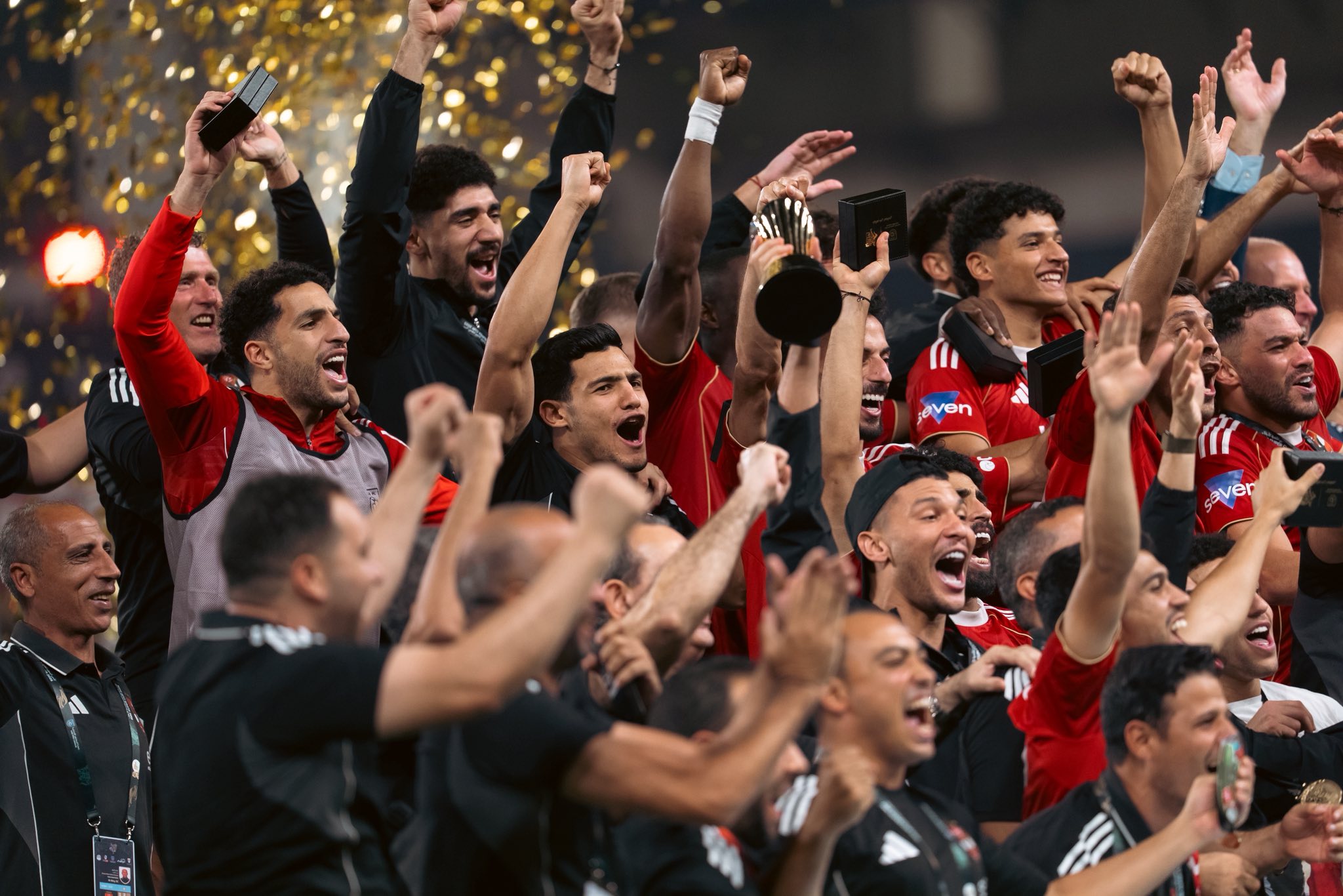 السوبر المصري| الشناوي يتسلم الكأس من وزير الرياضة ورئيس اتحاد الكرة