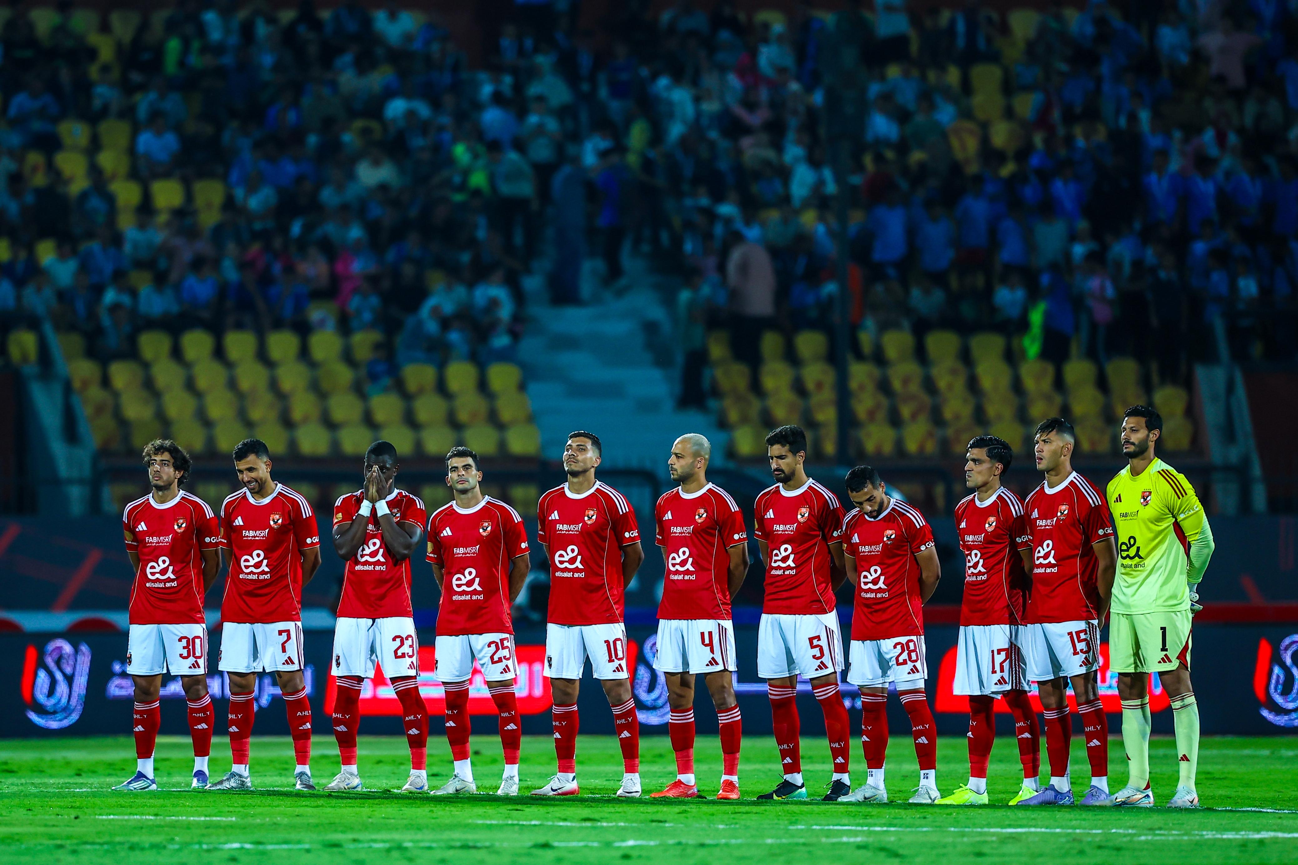 الدوري الممتاز| دقيقة حداد على روح اللواء وائل عزت قبل مباراة الأهلي وبيراميدز