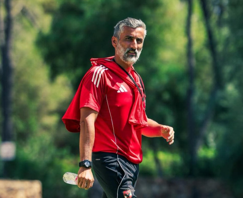 «ريبييرو» يعقد محاضرة للاعبين