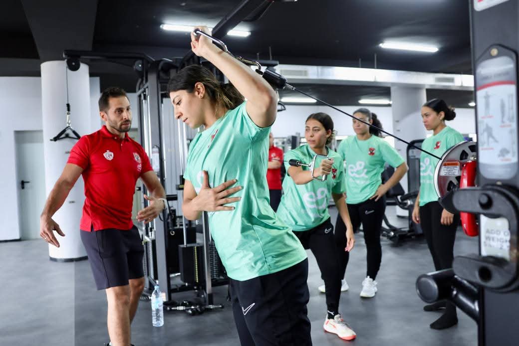 «سيدات يد الأهلي» يخوض تدريبات بدنية في «الجيم» بالمغرب