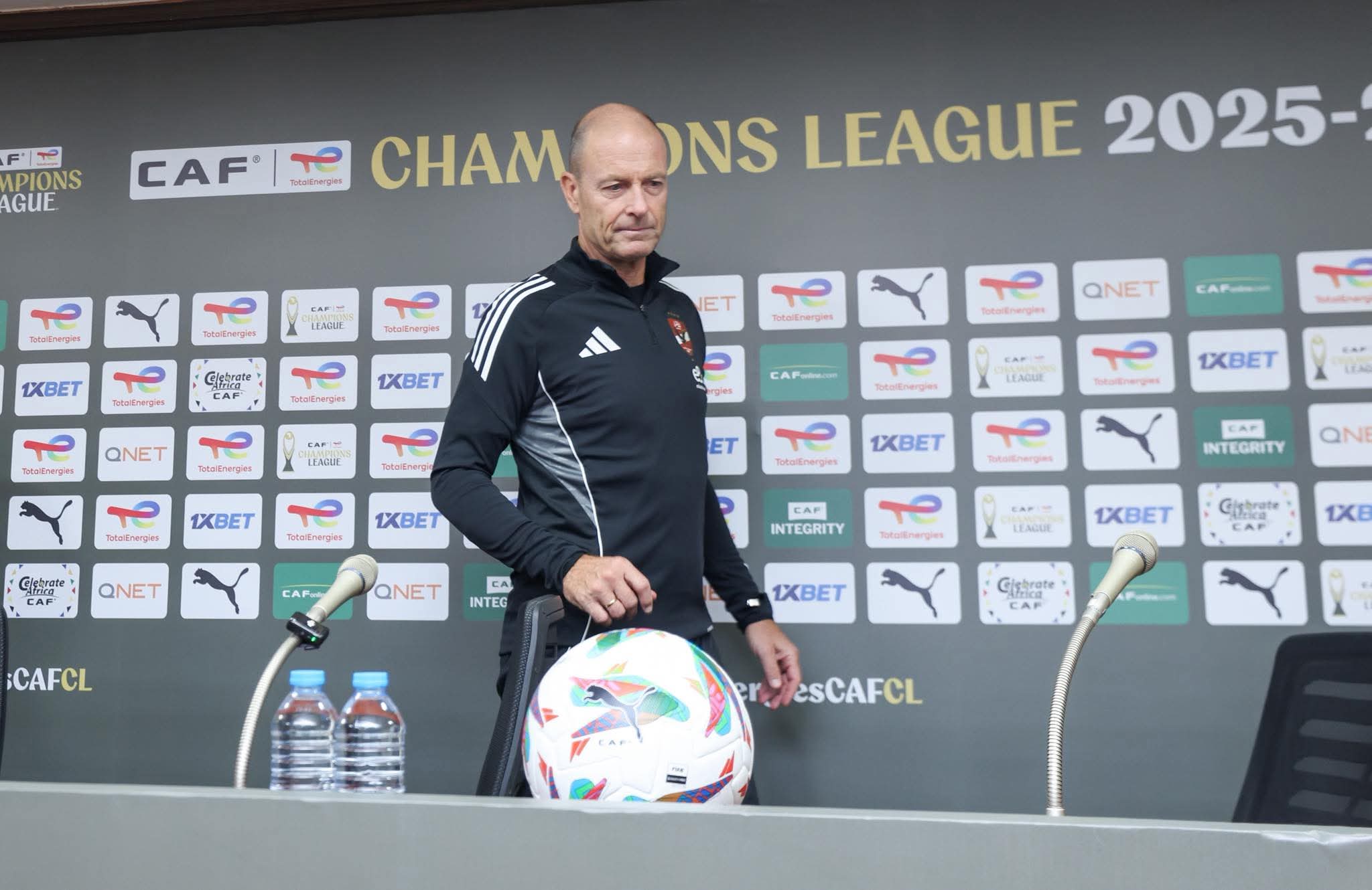 Thorup et le capitaine de l’équipe présentent leur stratégie avant le match