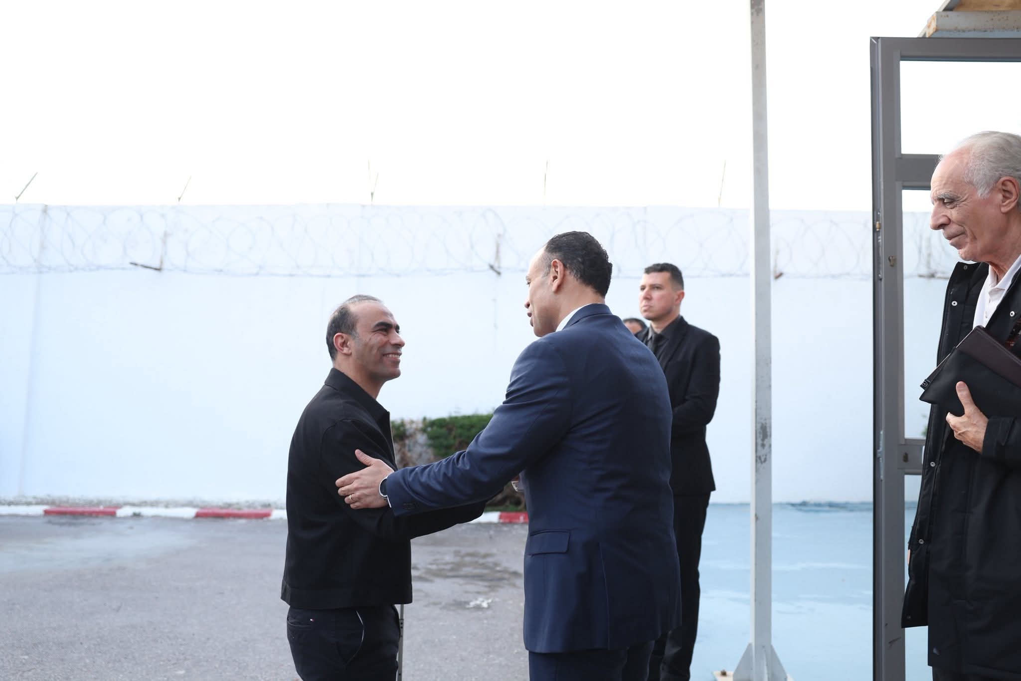 دوري أبطال إفريقيا| السفير المصري في تونس يستقبل بعثة الأهلي في مطار تونس الدولي