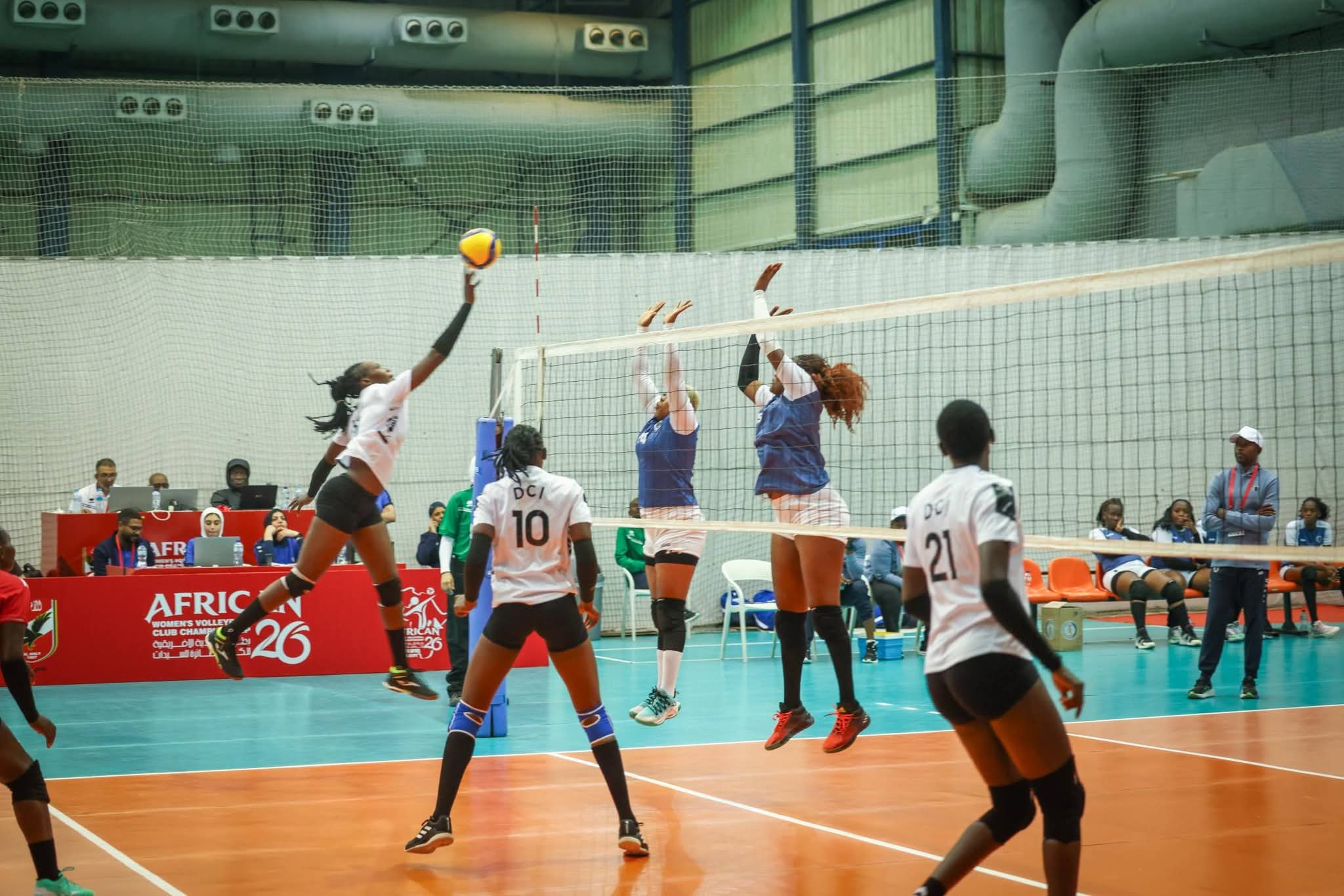 بطولة إفريقيا للكرة الطائرة| مديرية التحقيقات الكيني يفوز على نسور الكونغو 3 - 0