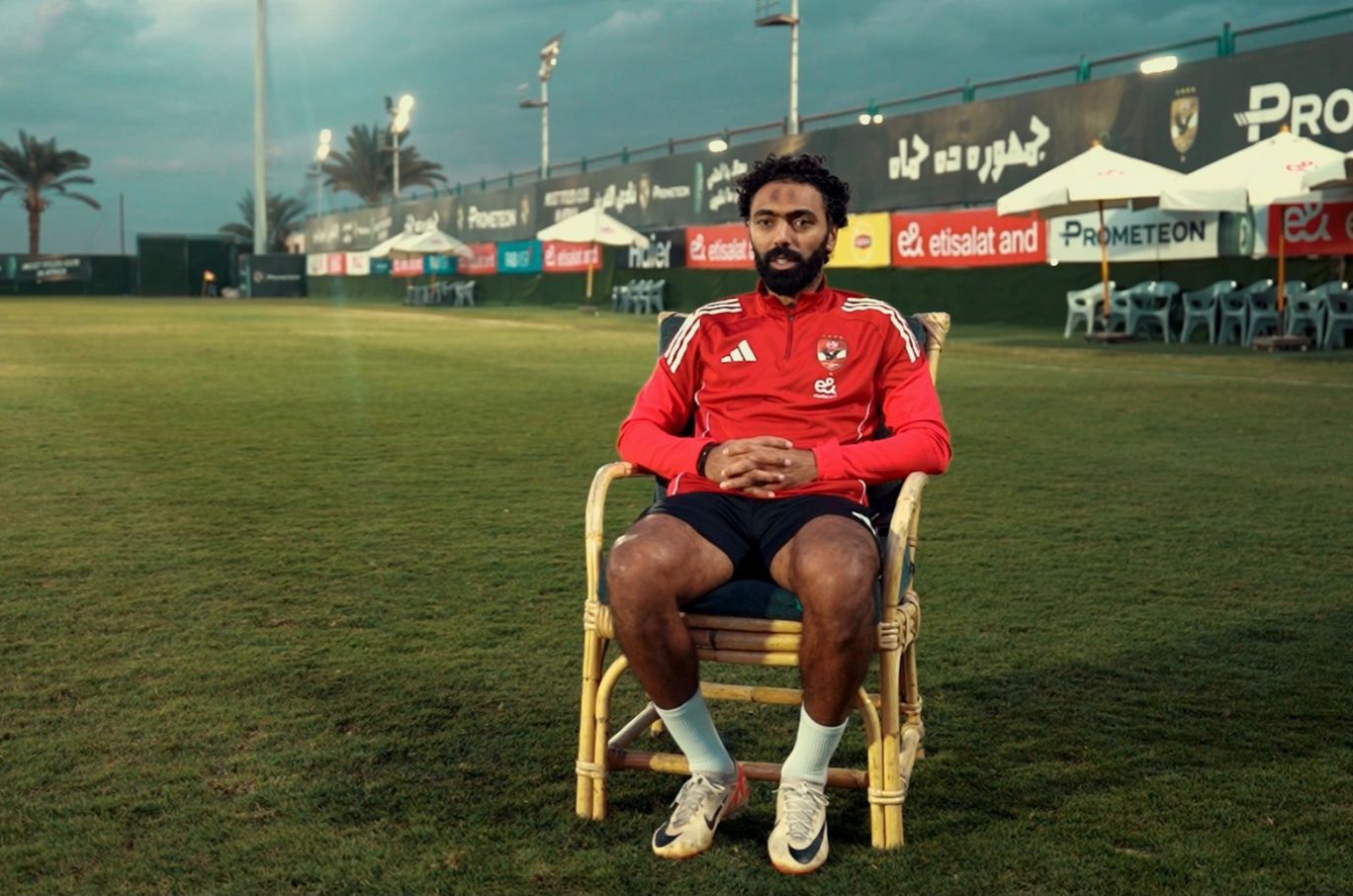 حسين الشحات: الأهلي من يصنع النجوم.. وأعتز بعلاقتي القوية مع الجماهير