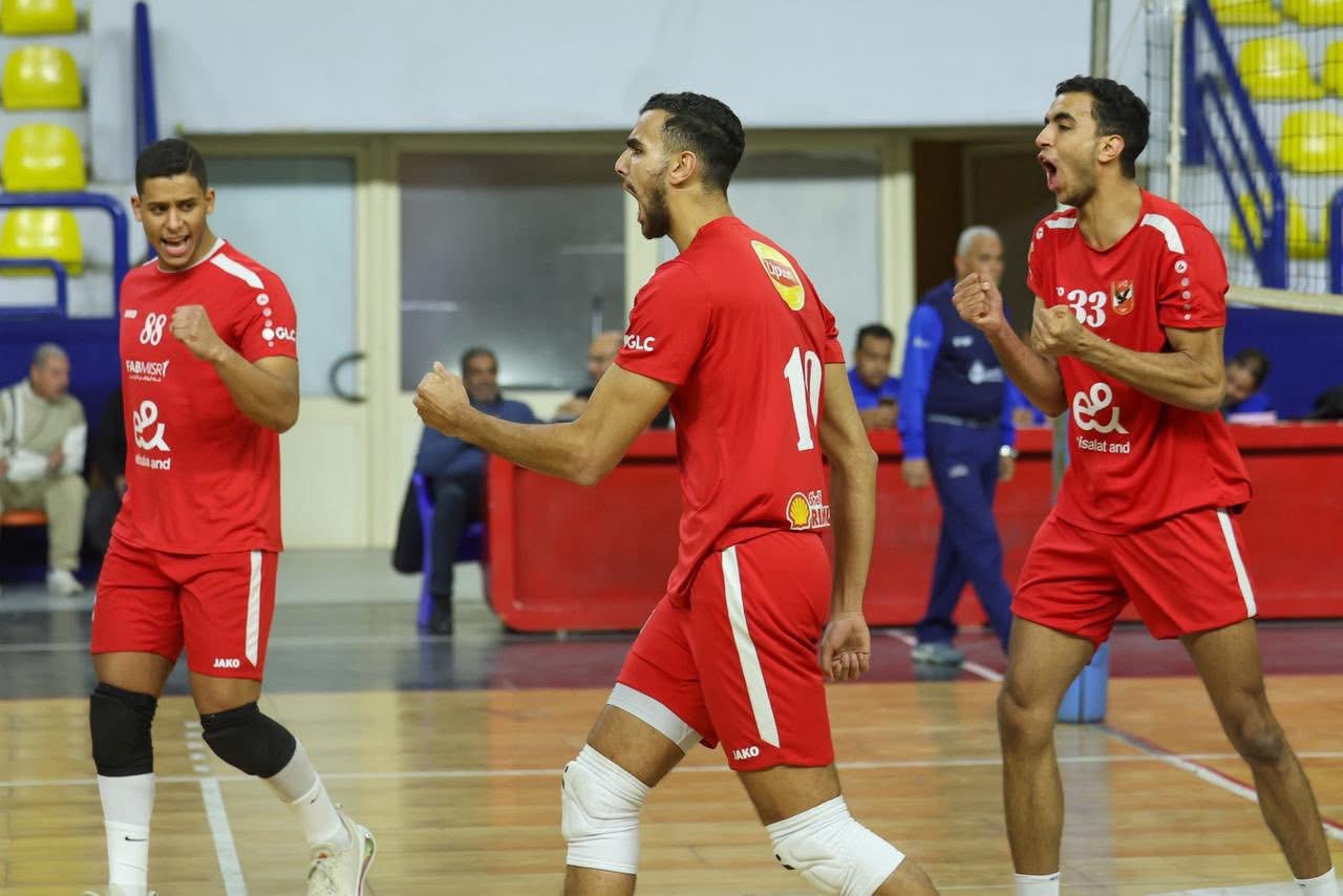 «رجال طائرة الأهلي» يفوز على الطيران في دوري المرتبط