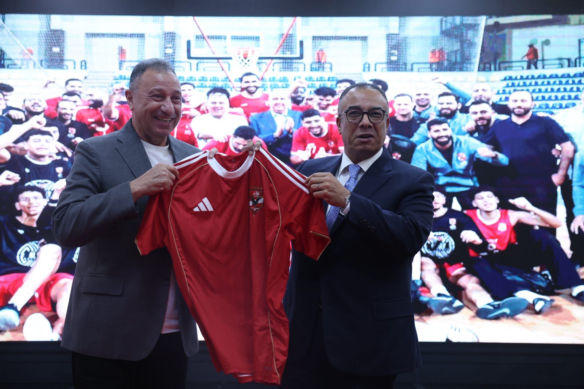 رئيس اتحاد السلة يهنئ الأهلي على تتويجه بدوري المرتبط