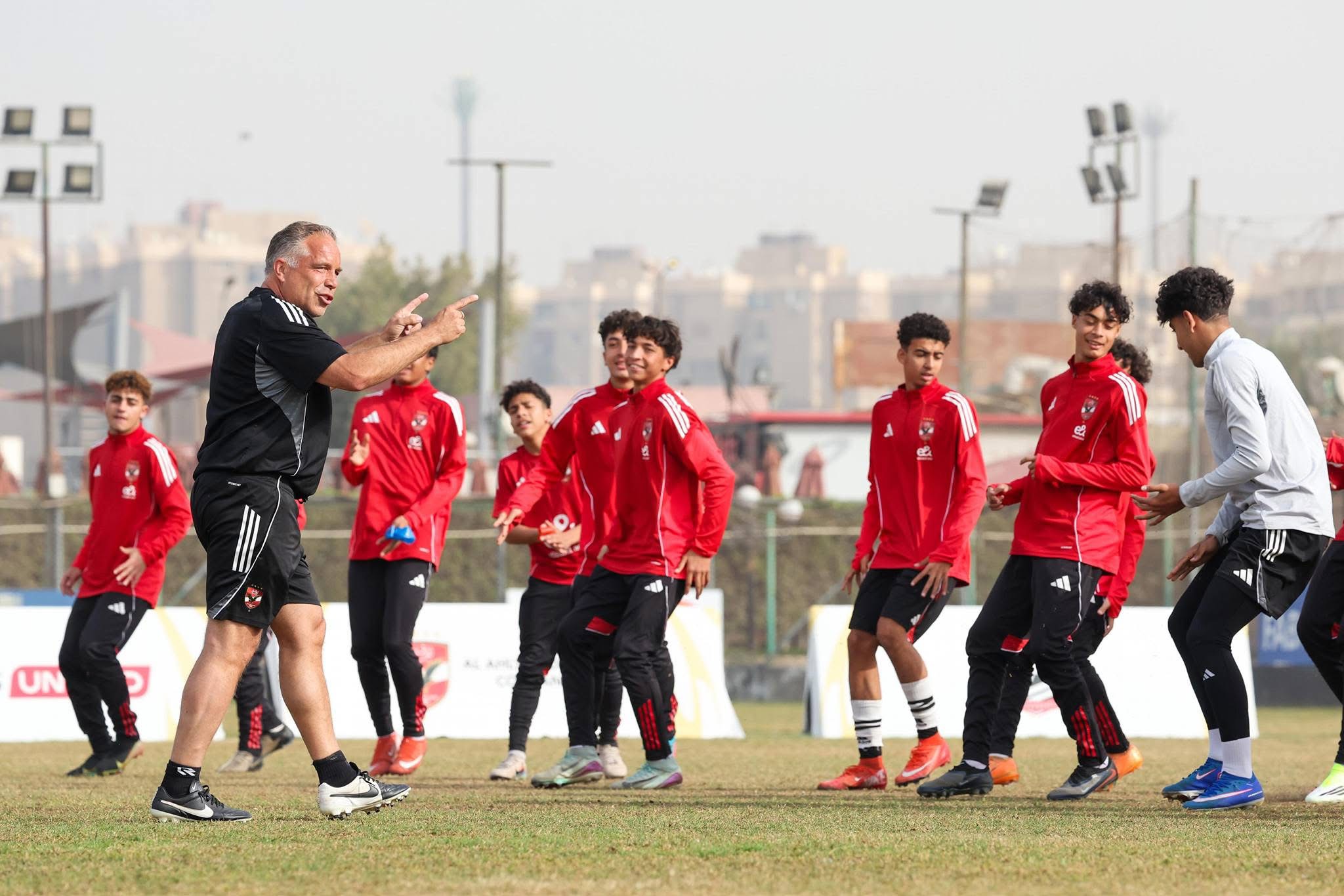 الهولندي «أرت لانجلر» يقود فقرة تدريبية لفريق أهلي2010