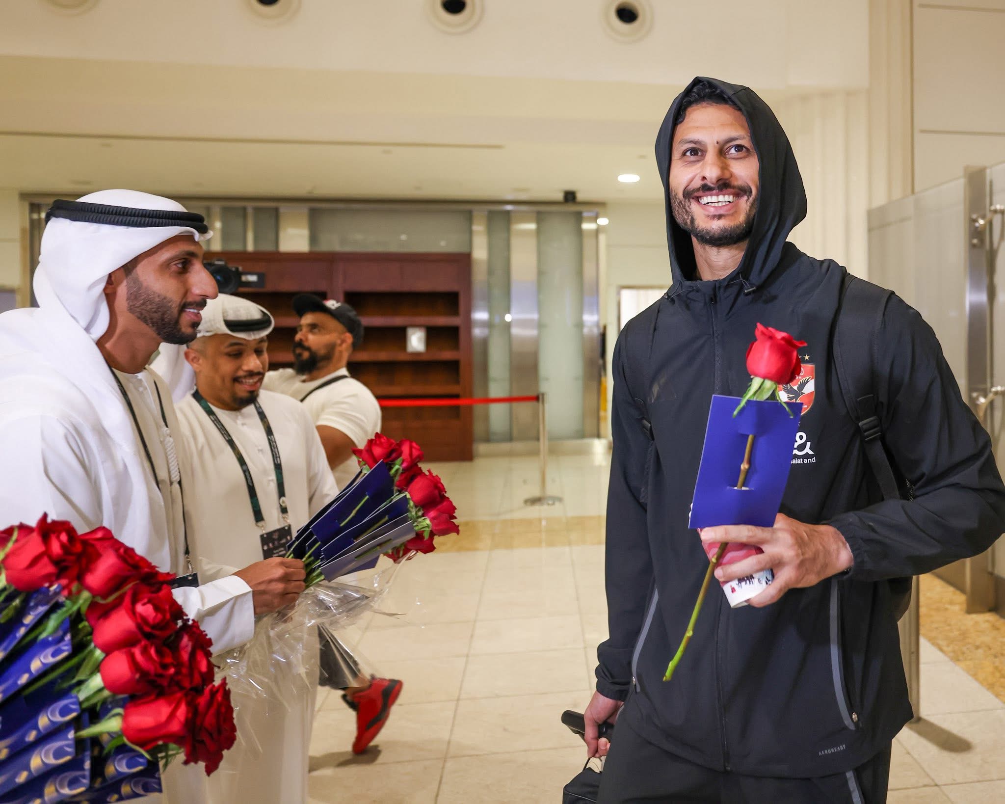 السوبر المصري| بعثة الأهلي تصل فندق الإقامة بمدينة العين