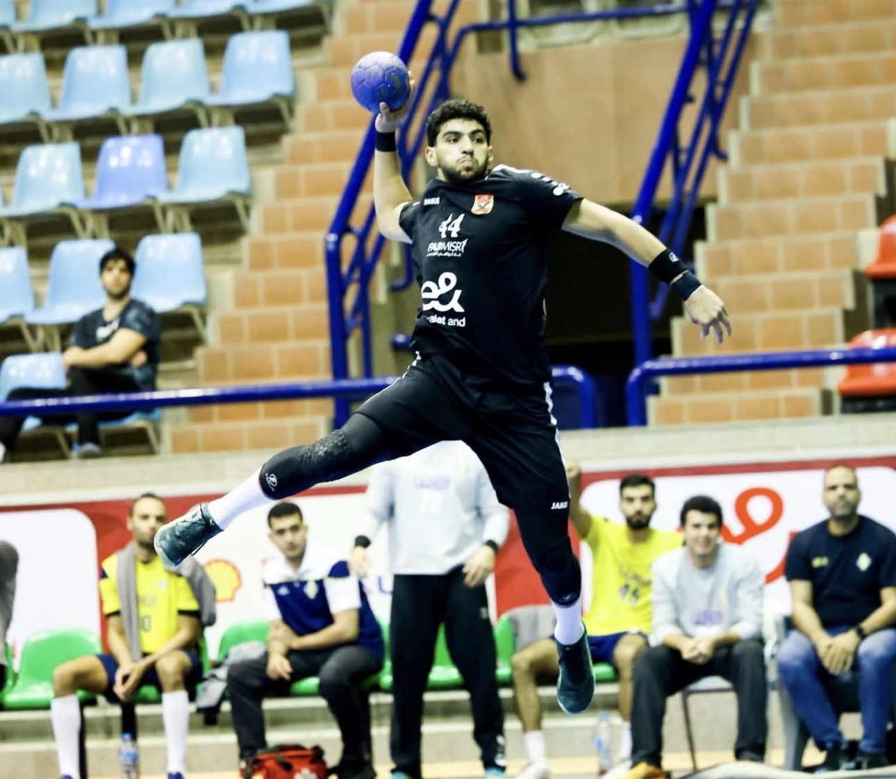 «رجال يد الأهلي» يفوز على الطيران في الدوري