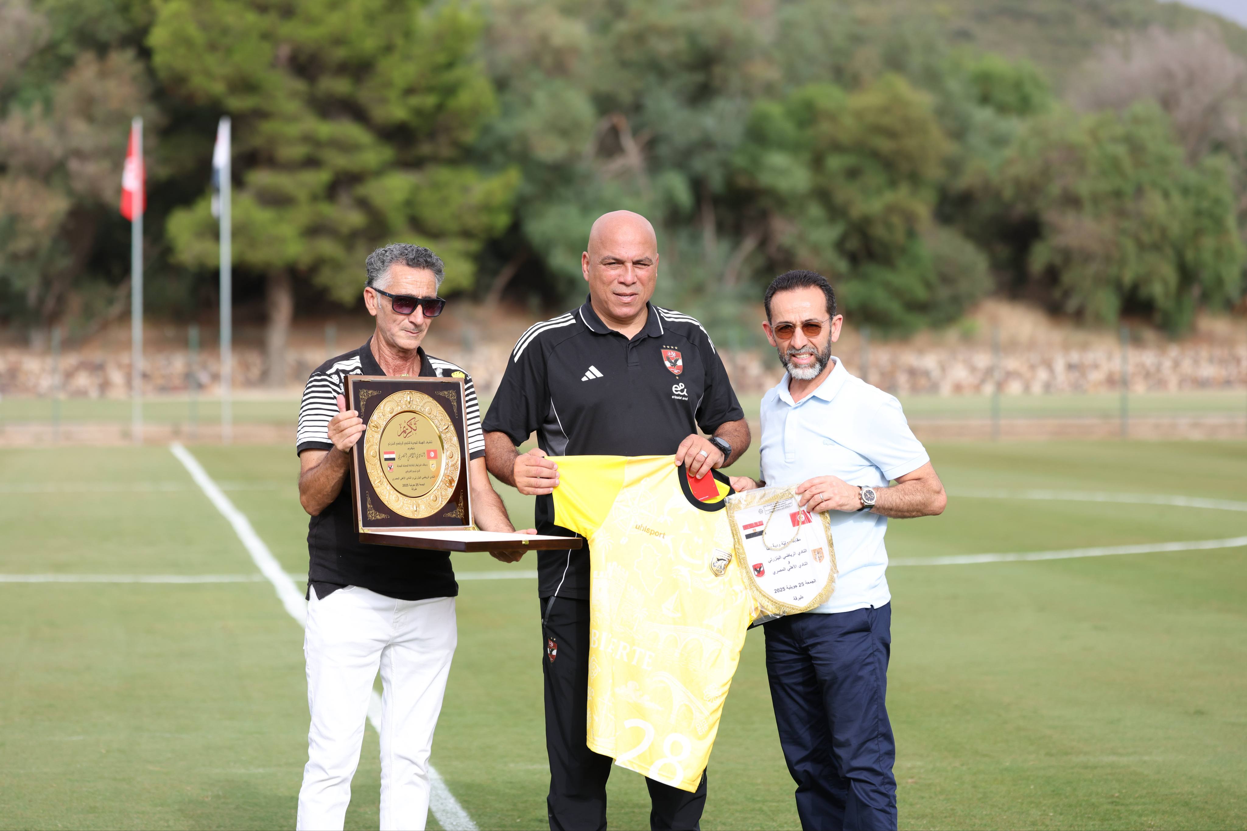 رئيس البنزرتي يهدي درع النادي لبعثة الأهلي