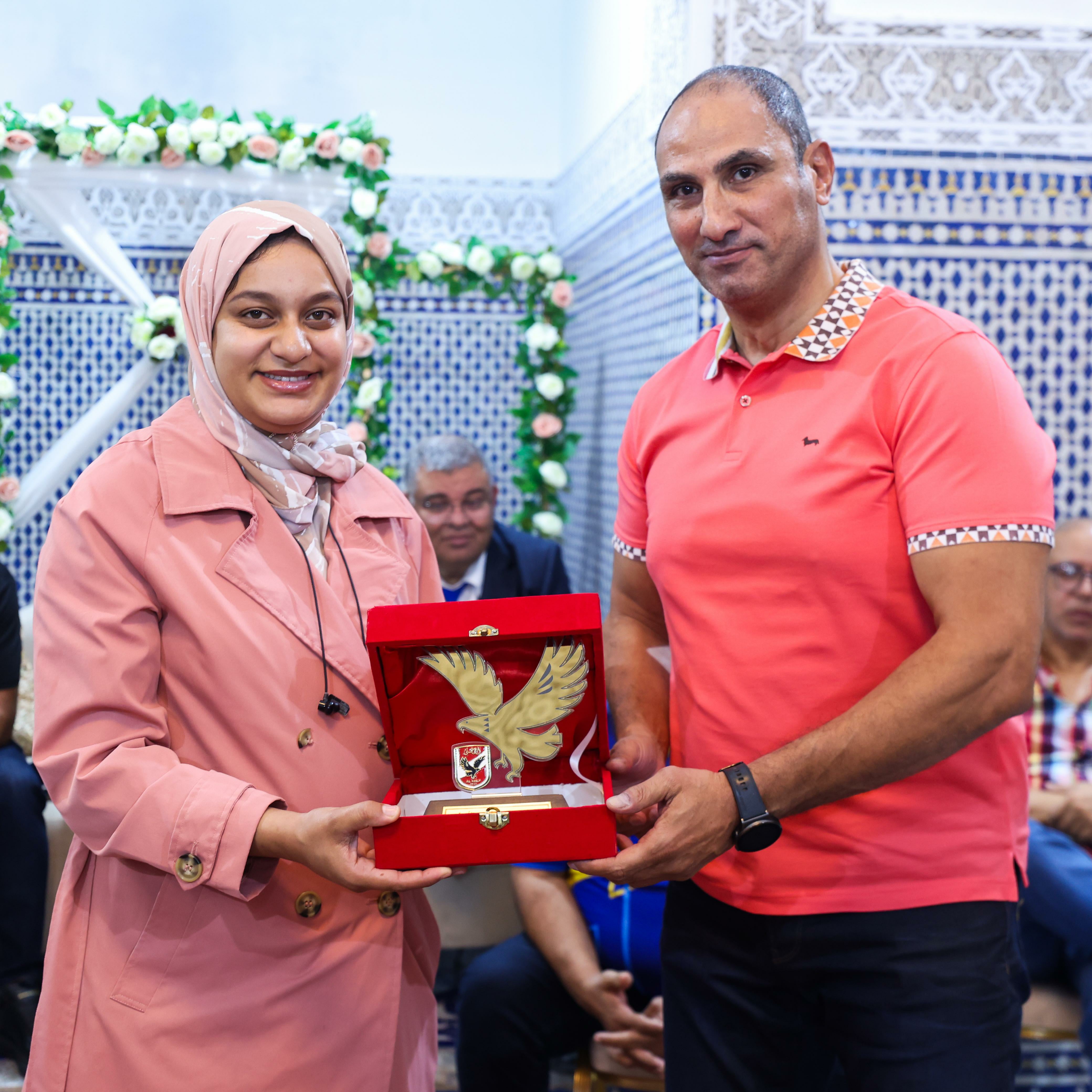 ياسر لبيب يهدي درع الأهلي لجهة «الدار البيضاء سطات»