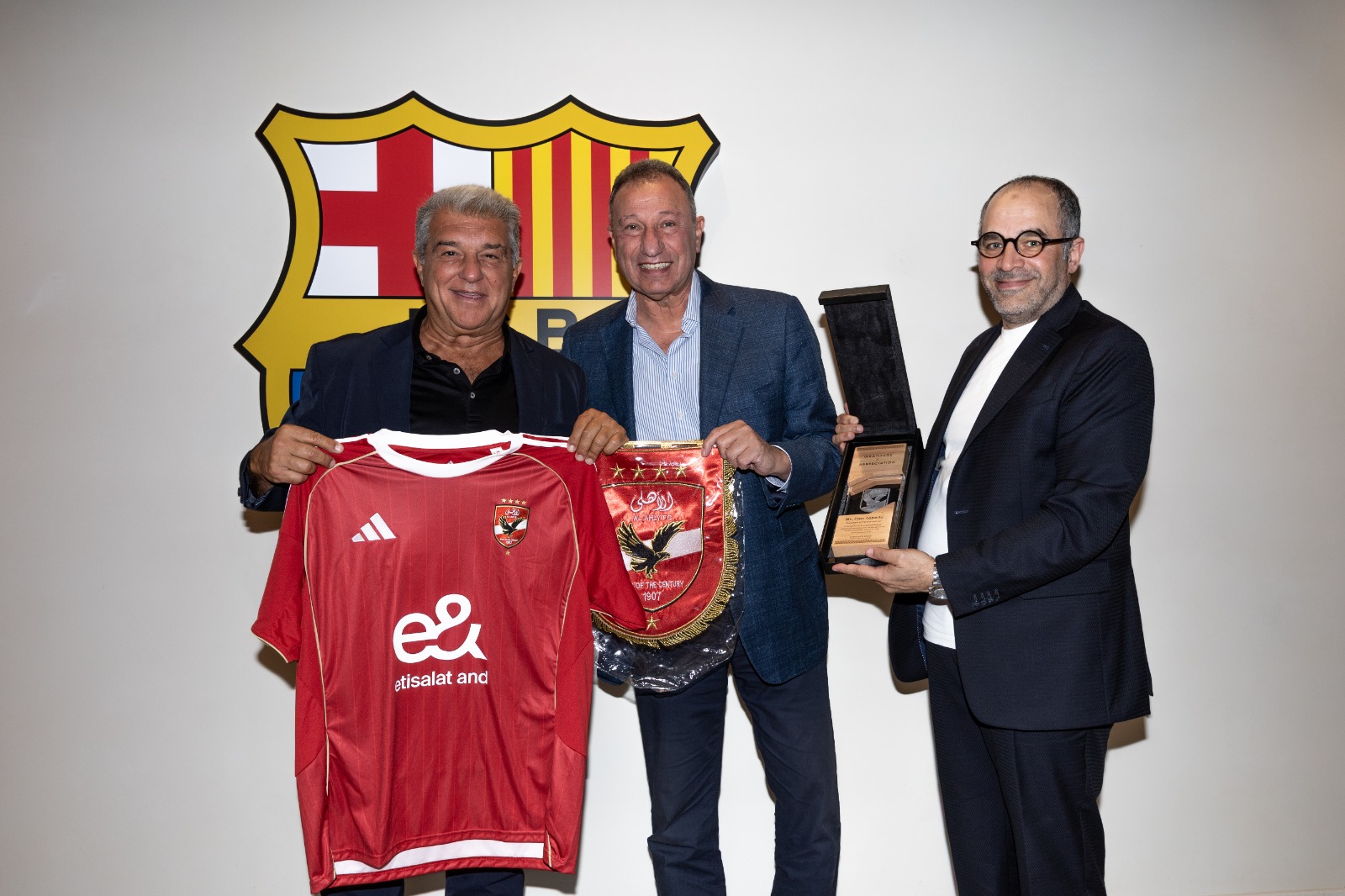 اجتماع ثلاثي بين الخطيب ولابورتا وكامل حول مشروع استاد النادي الأهلي