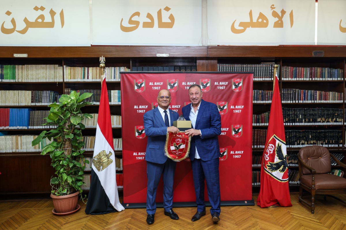 L'ambassadeur de Tunisie remercie Al Ahly et El-Khatib lui offre le bouclier et le drapeau du club