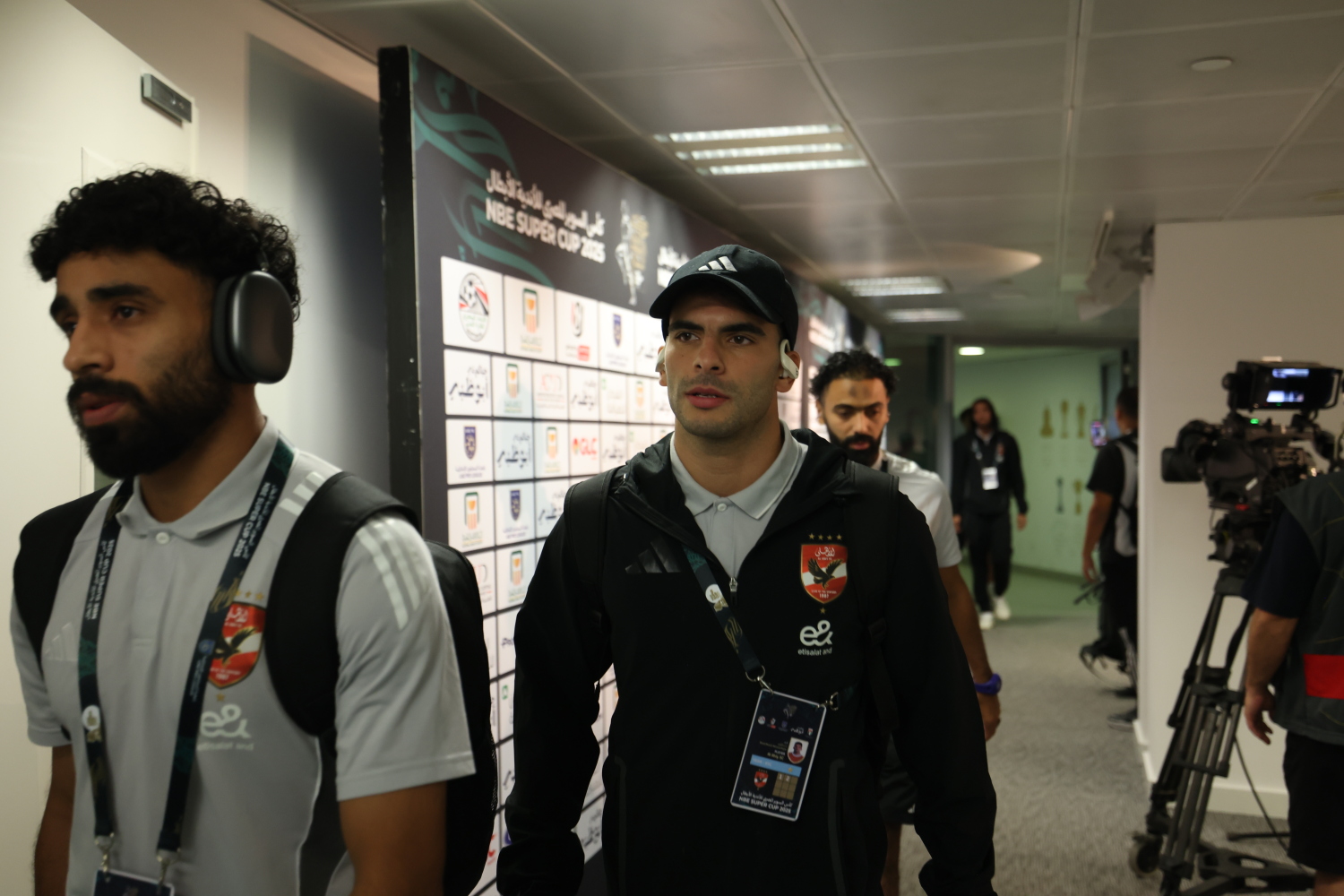 السوبر المصري| الأهلي يصل استاد هزاع بن زايد استعدادًا لمباراة سيراميكا كليوباترا